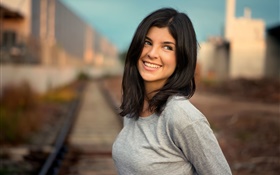 Sourire fille, cheveux noirs, chemin de fer, bokeh