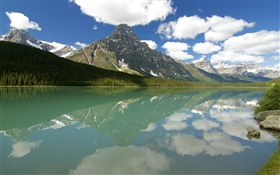 Sauvagine Lake, Parc national Banff, Alberta, Canada, nuages, montagnes, forêt
