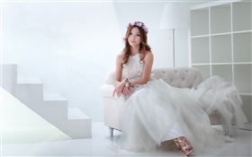 fille asiatique, belle robe, mariée, posture, canapé