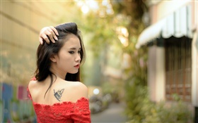 fille asiatique, tatouage, robe rouge, regarder en arrière