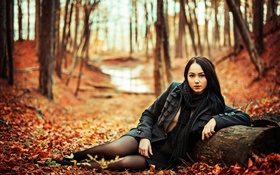Fille noire de cheveux dans la forêt, l'automne, les feuilles jaunes