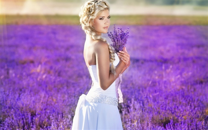 Jeune fille blonde, jeune mariée, champ de fleurs de lavande Fonds d'écran, image