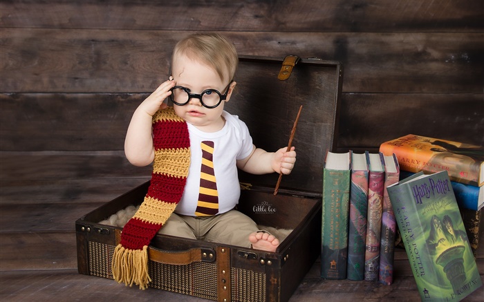 Petit garçon mignon, valise, livres, lunettes Fonds d'écran, image