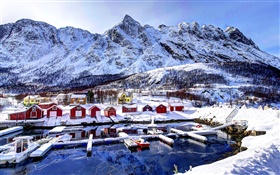 Norvège en hiver, la neige, la baie, les montagnes, les maisons, les bateaux