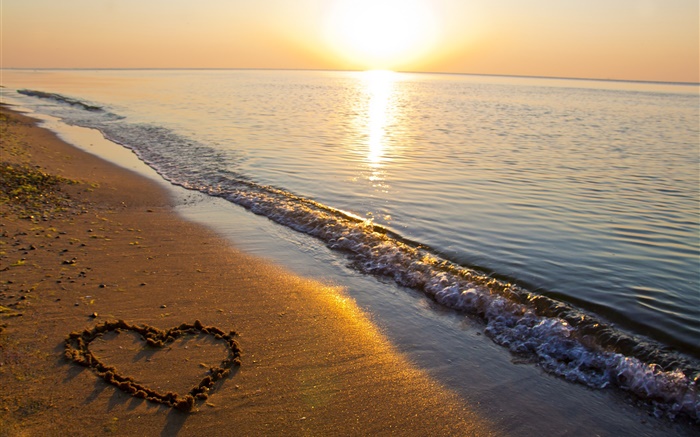 Plage de sable, mer, coucher de soleil, en forme de coeur d'amour Fonds d'écran, image
