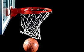Basket-ball dans le panier, fond noir
