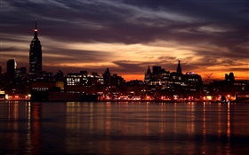 Belle nuit de ville, maisons, rivière, lumières, coucher de soleil, ciel rouge HD Fonds d'écran