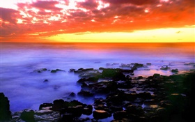 Beau rouge ciel, coucher de soleil, mer, pierres, Hawaii, États-Unis