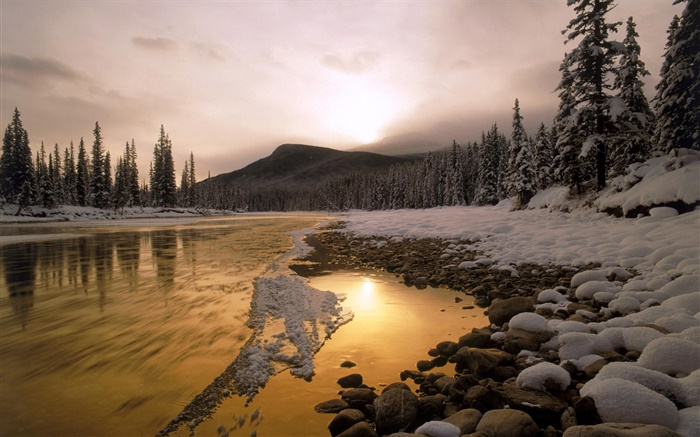 Magnifique coucher de soleil en hiver, forêt, neige, montagnes, rivière Fonds d'écran, image