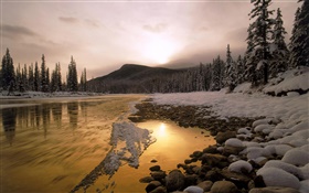 Magnifique coucher de soleil en hiver, forêt, neige, montagnes, rivière HD Fonds d'écran