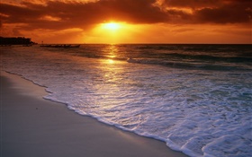 Magnifique coucher de soleil, mer, plage, nuages, ciel rouge HD Fonds d'écran