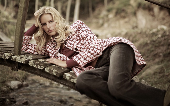 Blonde fille couchée sur le pont en bois, manteau Fonds d'écran, image
