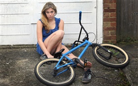 Robe bleue fille, vélo