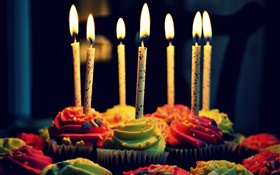 Cupcakes, bougies, joyeux anniversaire