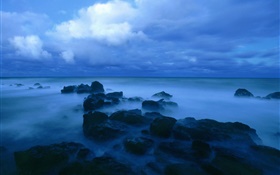 Crépuscule, mer, côte, rochers, nuages, bleu de style