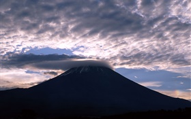 Japon, le mont Fuji, nuages, crépuscule