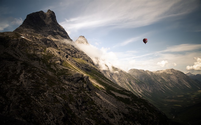 Montagnes, nuages, ballon à air chaud Fonds d'écran, image