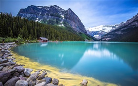 Montagnes, arbres, lac, maison, pierres, ciel bleu HD Fonds d'écran