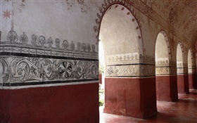 Murs peints, arches, musée