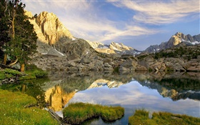 Pond, rochers, montagnes, de réflexion