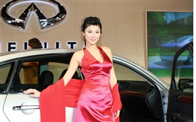 Robe rouge fille chinoise avec la voiture