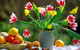 Red pétales blancs tulipes, vase, les oranges