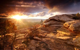 Les roches, montagnes, nuages, coucher de soleil, les rayons du soleil HD Fonds d'écran