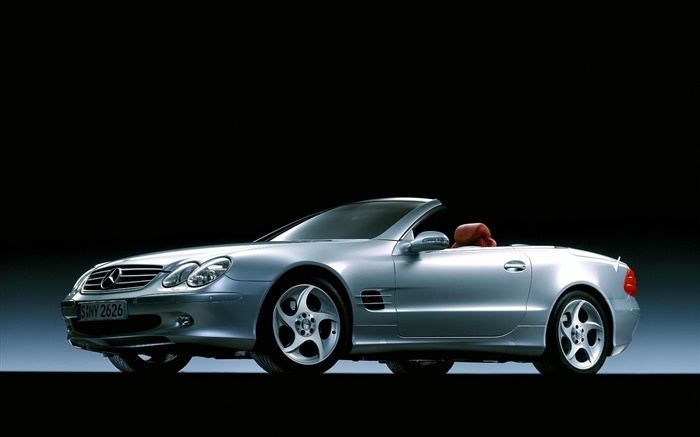 Argent Mercedes-Benz vue de côté de la voiture, fond noir Fonds d'écran, image