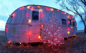 Maison simple, lumières de Noël, arbre de Noël