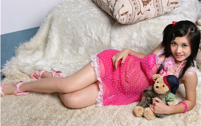 Sourire robe rose fille asiatique, lit, jouet Fonds d'écran, image