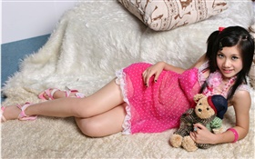 Sourire robe rose fille asiatique, lit, jouet
