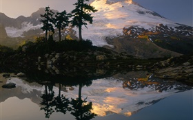 montagne de neige, arbres, lac, réflexion de l'eau, au crépuscule