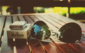 Nature Morte, briquet, cigarette, lunettes de soleil