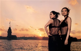 Deux fille asiatique, coucher de soleil, rivière, vent HD Fonds d'écran