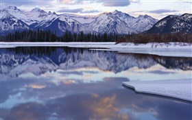 Hiver, neige, montagnes, arbres, lac, réflexion de l'eau