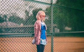 Asie fille de l'école, lunettes, vêtements roses, clôture