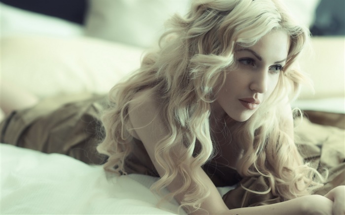 Jeune fille blonde, cheveux bouclés, lit couché Fonds d'écran, image