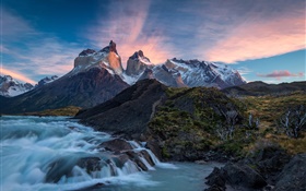 Chili, Patagonie, Parc National de Torres del Paine, montagnes, rivière, lever de soleil
