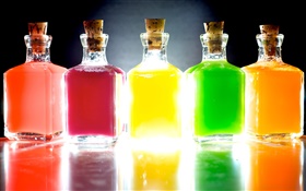 bouteilles colorées, cinq couleurs différentes, la lumière
