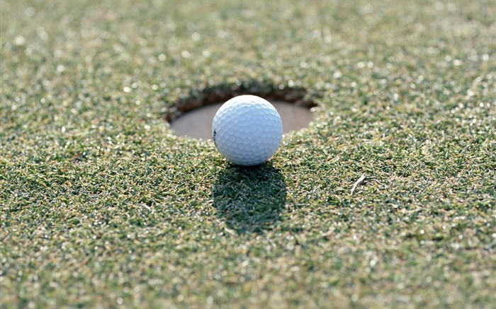 Une balle de golf sur l'herbe Fonds d'écran, image