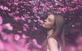 Longue fille de cheveux dans le monde des fleurs roses HD Fonds d'écran