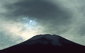 Vue nocturne du Mont Fuji, la lune, les nuages, le Japon