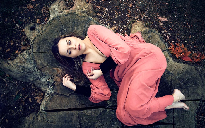 Robe rose fille couchée sur le moignon Fonds d'écran, image