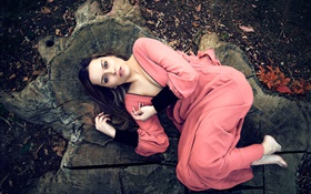 Robe rose fille couchée sur le moignon