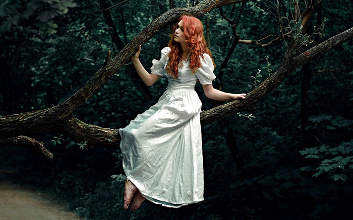 Red fille aux cheveux, robe blanche, forêt, arbre Fonds d'écran, image