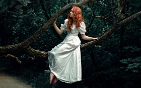 Red fille aux cheveux, robe blanche, forêt, arbre