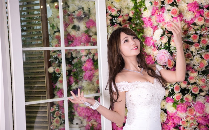 Sourire fille asiatique, robe blanche, fleurs de fond Fonds d'écran, image