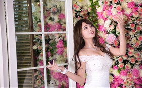 Sourire fille asiatique, robe blanche, fleurs de fond