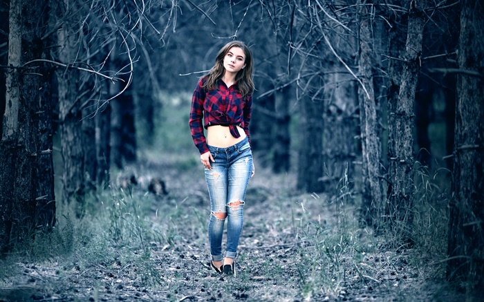 Jeune fille dans la mystérieuse forêt, à pied, jeans, midsection, chemise Fonds d'écran, image