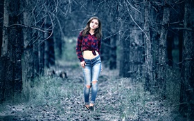 Jeune fille dans la mystérieuse forêt, à pied, jeans, midsection, chemise